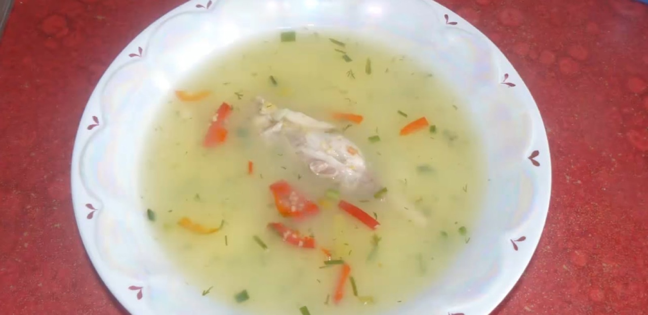 Фото приготовления рецепта: Куриный суп с кукурузной крупой - шаг 8