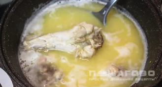Фото приготовления рецепта: Гороховый суп с мясом и картофелем - шаг 9