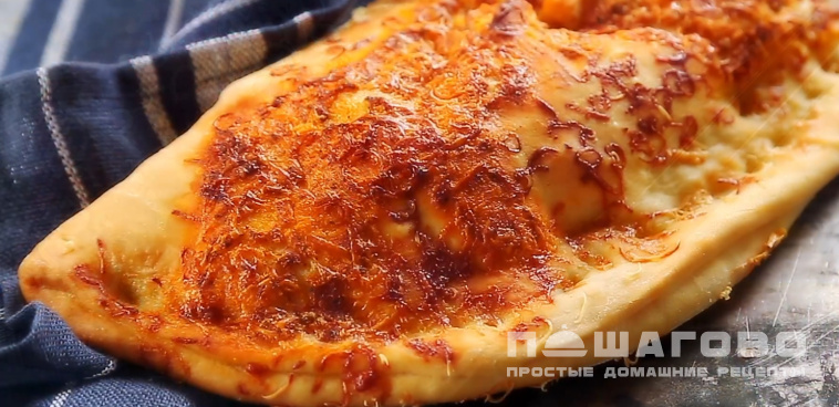 Итальянская пицца Кальцоне с салями и творогом