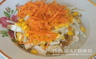 Фото приготовления рецепта: Салат с кукурузой и корейской морковью - шаг 4
