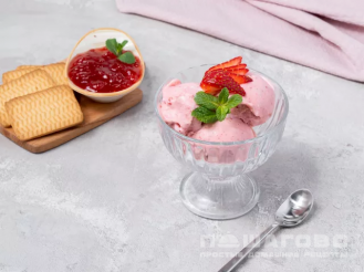 Фото приготовления рецепта: Щербет мороженое домашнее клубничный из йогурта - шаг 4