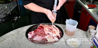 Фото приготовления рецепта: Нога кабана в духовке - шаг 3