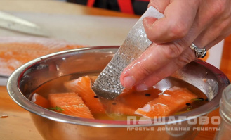 Фото приготовления рецепта: Маринад для красной рыбы - шаг 4