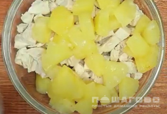 Фото приготовления рецепта: Салат из птицы с грецкими орехами и ананасом - шаг 1