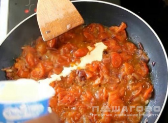 Фото приготовления рецепта: Паста с тунцом и томатами - шаг 5