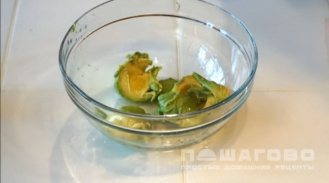 Фото приготовления рецепта: Салат из авокадо и яиц - шаг 1