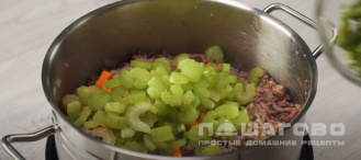 Фото приготовления рецепта: Простой мясной суп с приправой из томатов и чеснока - шаг 6
