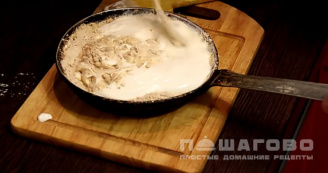 Фото приготовления рецепта: Нежный куриный жюльен с грибами и сыром - шаг 10