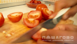 Фото приготовления рецепта: Чечевичный суп с томатами - шаг 4
