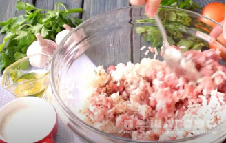 Фото приготовления рецепта: Тефтели с картошкой в сметанно-томатном соусе - шаг 4