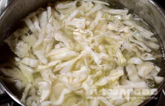 Фото приготовления рецепта: Суп щи из свежей капусты с курицей - шаг 3