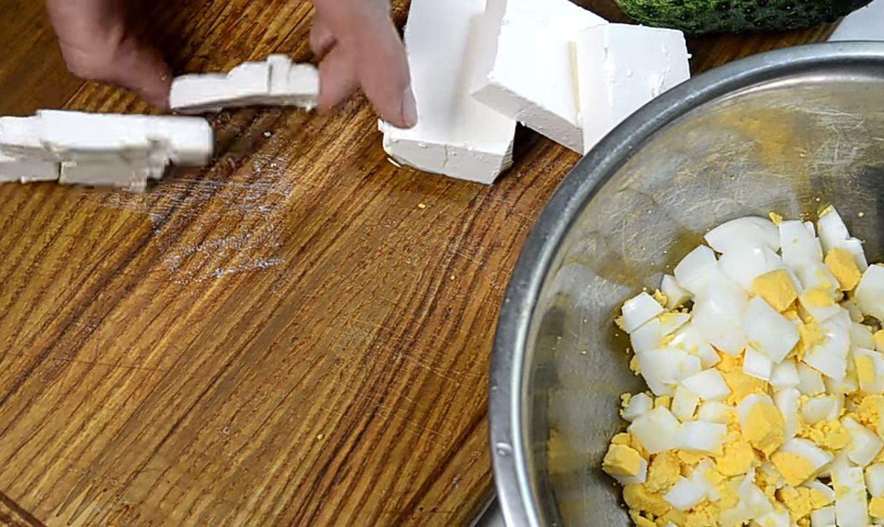 Фото приготовления рецепта: Свежий зеленый салат с курицей, овощами и сыром - шаг 4