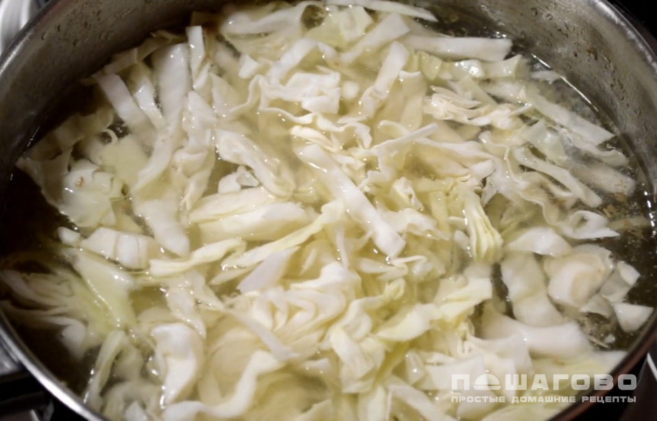 Фото приготовления рецепта: Суп щи из свежей капусты с курицей - шаг 3