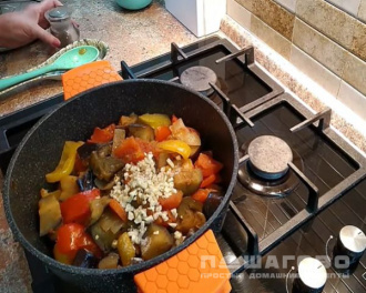 Фото приготовления рецепта: Овощное рагу с баклажанами - шаг 6