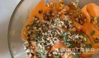 Фото приготовления рецепта: Салат из моркови, апельсина и кураги - шаг 4