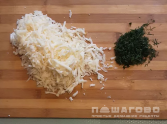 Фото приготовления рецепта: Мини-запеканки из кабачков и курицы - шаг 5