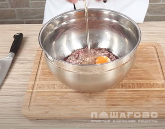 Фото приготовления рецепта: Рубленые бифштексы с деревенским яйцом - шаг 7