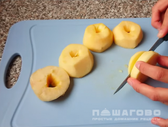 Фото приготовления рецепта: Яблочные пончики - шаг 4