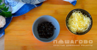 Фото приготовления рецепта: Гриссини с чесноком и сыром - шаг 3