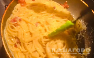 Фото приготовления рецепта: Паста карбонара «Pasta alla carbonara» - шаг 7