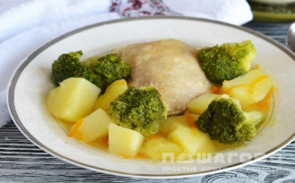 Фото приготовления рецепта: Суп с брокколи и курицей - шаг 5