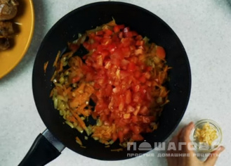 Фото приготовления рецепта: Курица с рисом и овощами по-каталонски - шаг 2