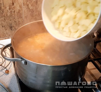 Фото приготовления рецепта: Суп щавелевый с тушенкой - шаг 4