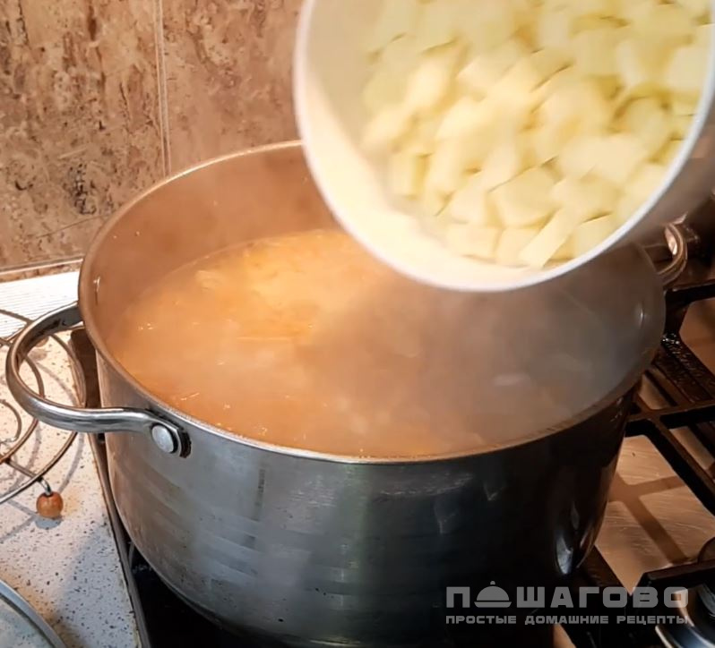 Фото приготовления рецепта: Суп щавелевый с тушенкой - шаг 4