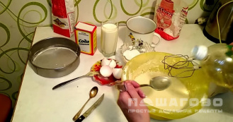 Фото приготовления рецепта: Блины на молоке с содой - шаг 4