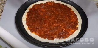 Фото приготовления рецепта: Постная пицца на сковороде - шаг 9