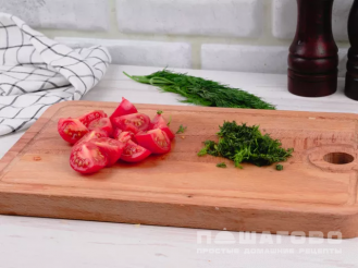 Фото приготовления рецепта: Омлет с вареной колбасой и овощами - шаг 3