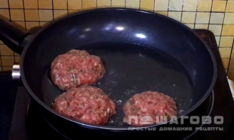 Фото приготовления рецепта: Сочные мясные котлеты без хлеба - шаг 3