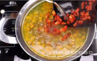Фото приготовления рецепта: Суп с сосисками и вермишелью - шаг 6