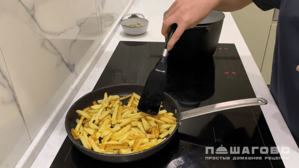 Фото приготовления рецепта: Азу с маринованными огурцами - шаг 5