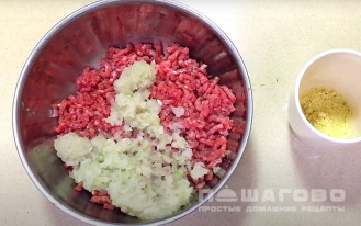 Фото приготовления рецепта: Сочные мясные котлеты без хлеба - шаг 1