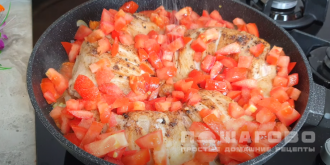 Фото приготовления рецепта: Куриные окорочка с яйцами и овощами на сковороде - шаг 7