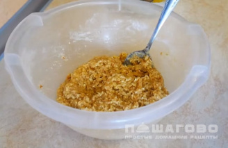 Фото приготовления рецепта: Овсяное печенье с медом на кефире - шаг 5
