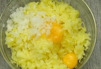 Фото приготовления рецепта: Картофельные котлеты на растительном масле - шаг 2