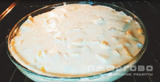 Фото приготовления рецепта: Заливной пирог на кефире с курицей и картошкой - шаг 9