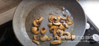 Фото приготовления рецепта: Яичница с грибами - шаг 5