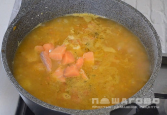 Фото приготовления рецепта: Норвежский сливочный суп с семгой - шаг 4