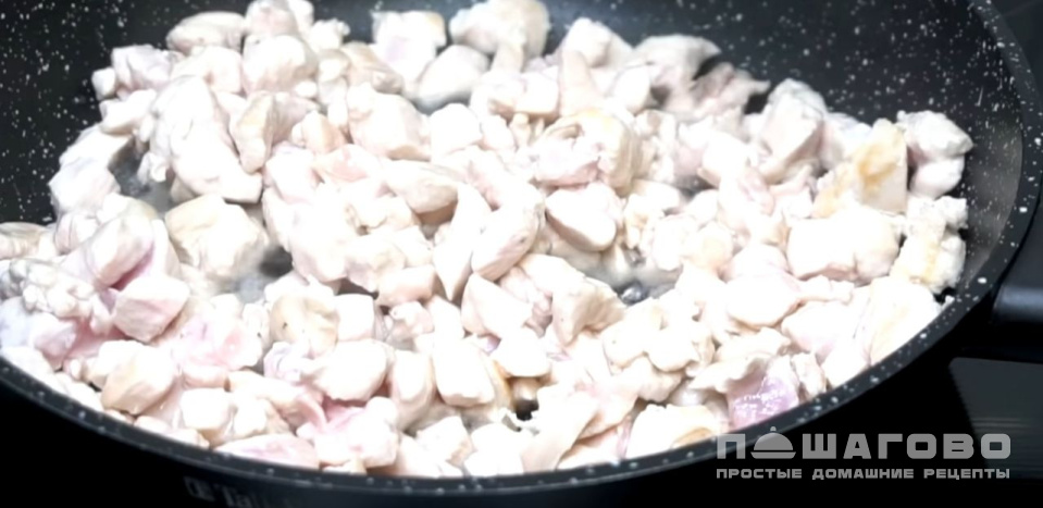 Фото приготовления рецепта: Салат оливье с мясом и свежими огурцами - шаг 4