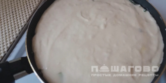 Фото приготовления рецепта: Быстрый заливной пирог на сковороде - шаг 3