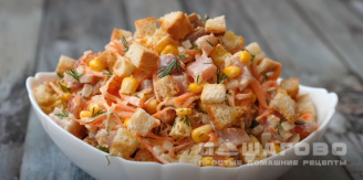 Фото приготовления рецепта: Салат из кукурузы и корейской моркови - шаг 8