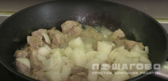 Фото приготовления рецепта: Жаркое со свининой, грибами и овощами - шаг 2
