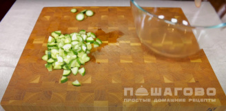Фото приготовления рецепта: Салат с кальмарами и яйцом и огурцом - шаг 3