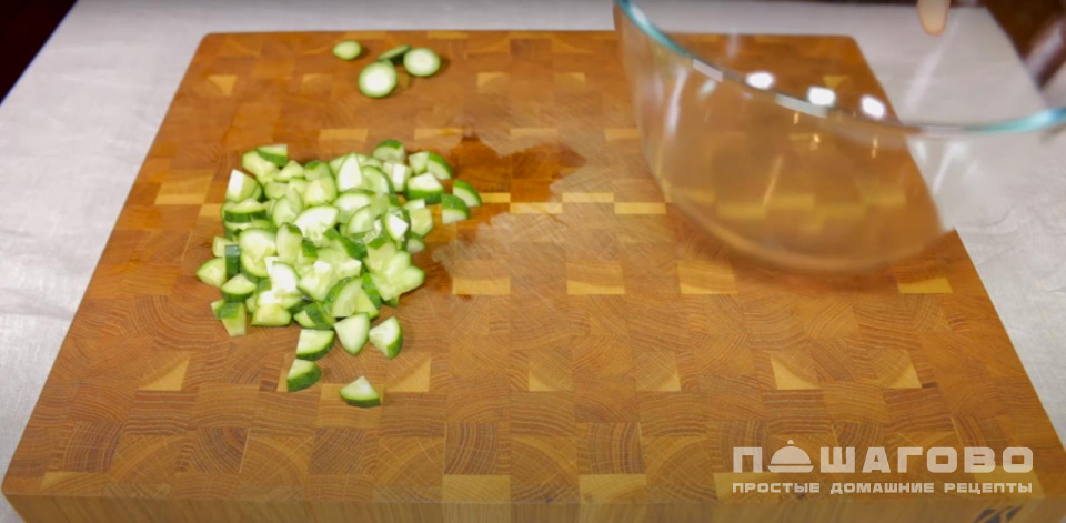 Фото приготовления рецепта: Салат с кальмарами и яйцом и огурцом - шаг 3