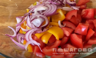 Фото приготовления рецепта: Греческий салат с моцареллой и маслинами - шаг 8