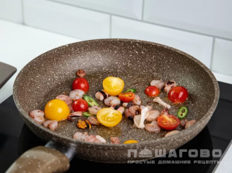 Фото приготовления рецепта: Яичница с морепродуктами - шаг 3