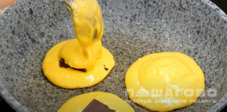 Фото приготовления рецепта: Лимонные панкейки на кефире с шоколадной начинкой - шаг 11